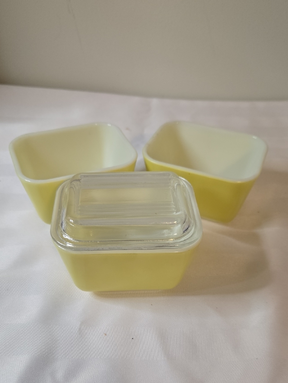 Pyrex Yellow Vintage Glass Refrigerator Dishes with Lid (3-Piece)